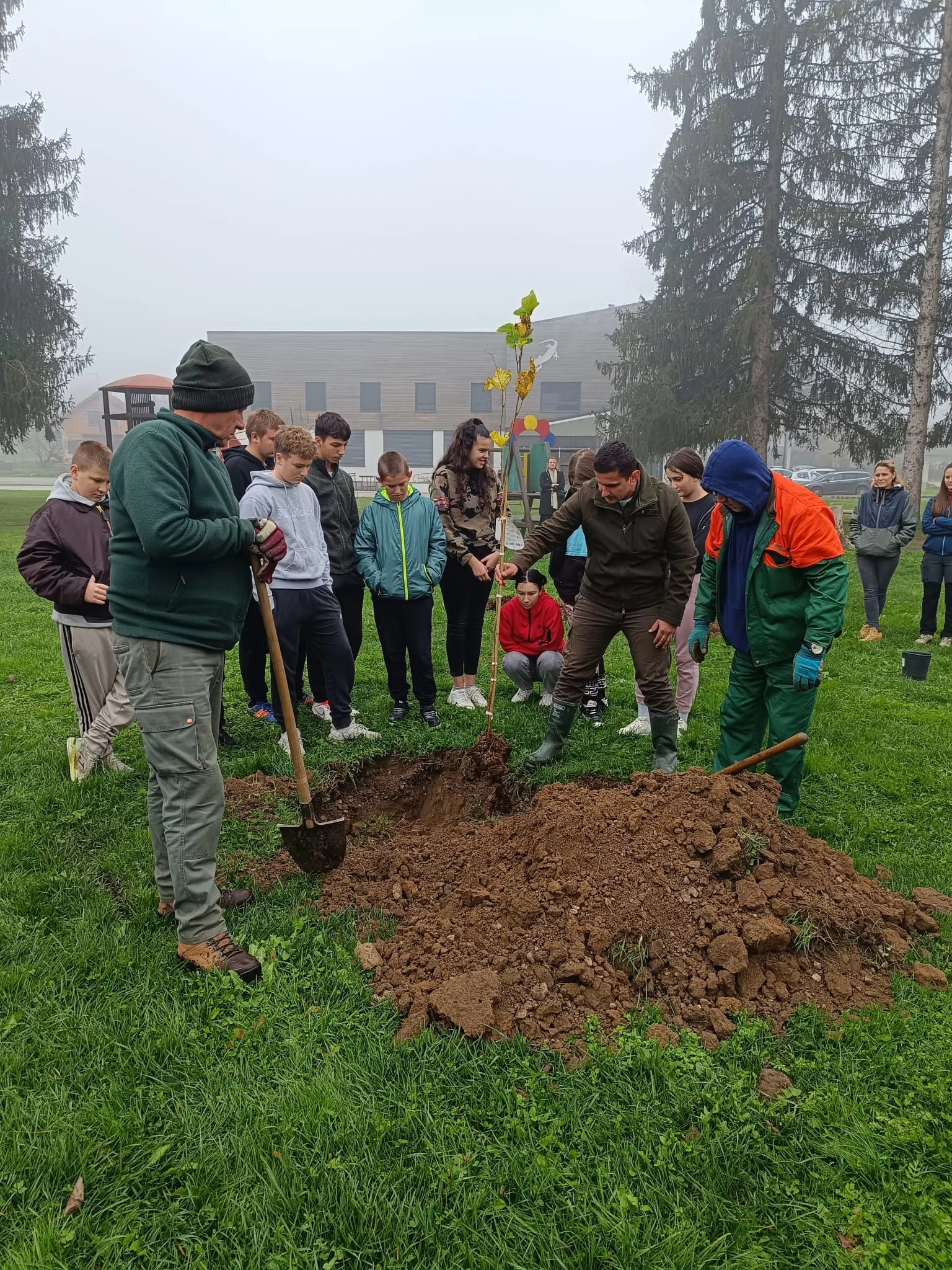 Posadili smo 400-tinjak novih sadnica oko našeg Centra